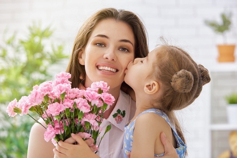 2019people___children_little_girl_congratulations_to_mom_on_the_holiday_132713_-scaled.jpg