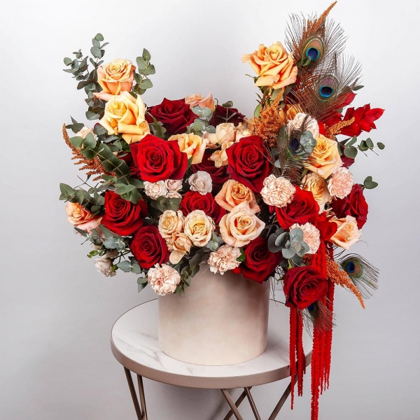 Rose Red 50 cm Ecuador - 25, Cream Rose 50 cm Ecuador (Creme Caramel) - 15, Carnation white, cream - 17, Spray rose: white, cream, light pink 50 cm - 5, Round flower box medium, Oasis, Eucalyptus, Astilbe, Dried flowers in assortment, Feathers decor., Amaranth stabilized
