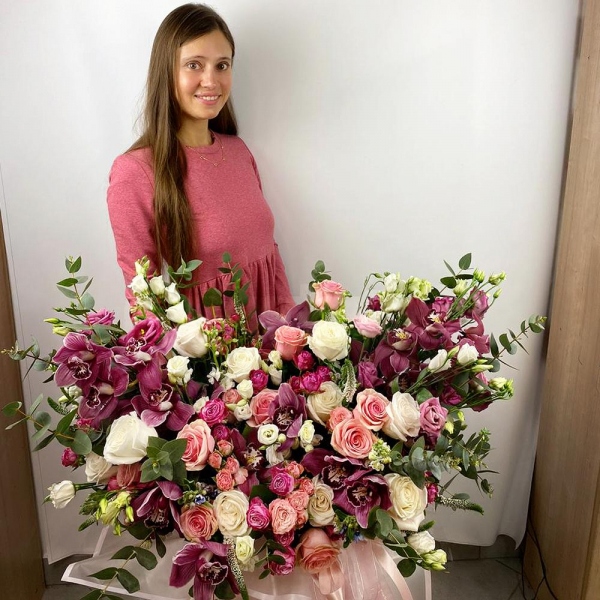 Pink Cymbidium Orchid Bud - 45, White rose 50 cm - 30, Pink rose 50 cm - 30, Peony sprayrose - 40, White Matthiola - 22, lisianthus - 15, Pink Lisianthus (Eustoma) - 15, Round flower box medium, Oasis, Veronica spray, Oksipetalum, Eucalyptus Cinerea, Flask for orchids, Wrapping Paper