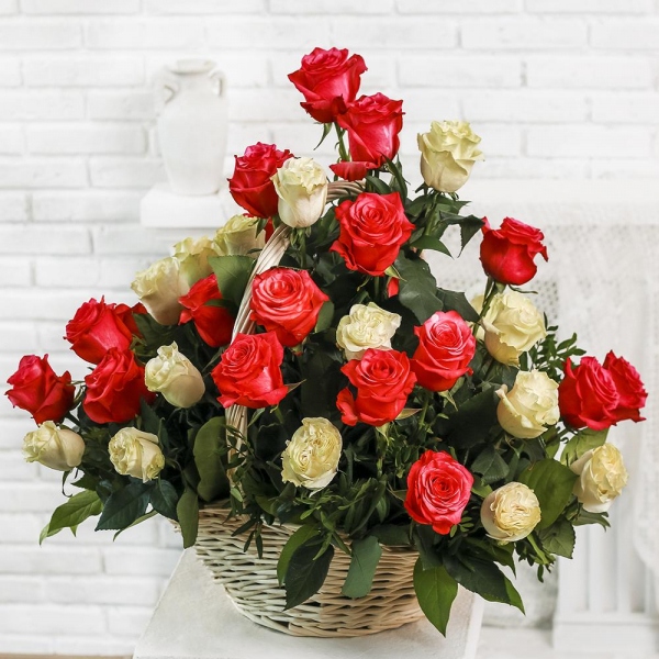 Pink rose 50 cm - 38, White rose 50 cm - 27, Large Basket, Pistachio, Salal, Oasis
