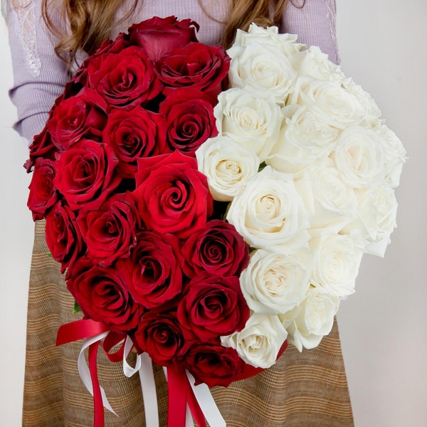 Red rose 50 cm - 32, White rose 50 cm - 29, Round flower box medium, Oasis, Ribbon