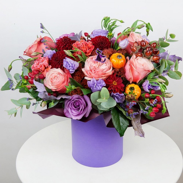 Red, Burgundy Dahlia - 6, Pink rose 50 cm - 13, Purple Lisianthus (Eustoma) - 5, Round flower box small , Oasis, Sedum, Oak leaf, Wrapping Paper, Limonium (1 pc.), Decorative element small