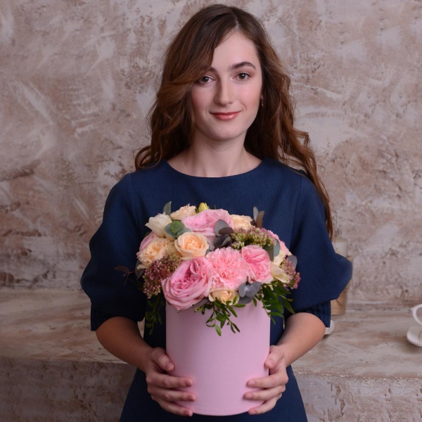 David Austin peonyroses - 13, Spray rose: white, cream, light pink 50 cm - 9, Pink carnation - 6, Eucalyptus Cinerea, Pistachio, Round flower box small , Oasis, Sedum