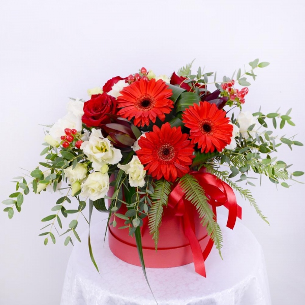 Red rose 50 cm - 3, Gerbera red - 3, lisianthus - 5, Round flower box medium, Oasis, Eucalyptus parvifolia (1 pc.), Ambrella, Aspidistra (1 pc.), Leukodendron, Hypericum, Ribbon