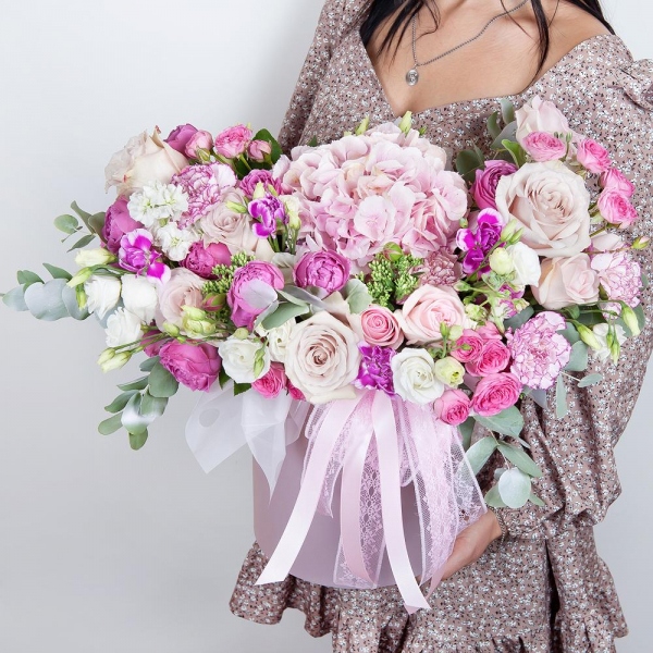 Pink Hydrangea - 1, Pink rose 50 cm - 7, Rose Powder 50 cm Ecuador (Quicksand, Menta) - 6, Spray peony rose Misty Bubbles, 50 cm - 4, Carnation white, cream - 6, White Matthiola - 4, lisianthus - 4, Bright pink spray rose mix, 50 cm - 5, Pink spray carnation - 2, Round flower box medium, Oasis, Eucalyptus Cinerea, Sedum, Wrapping Paper