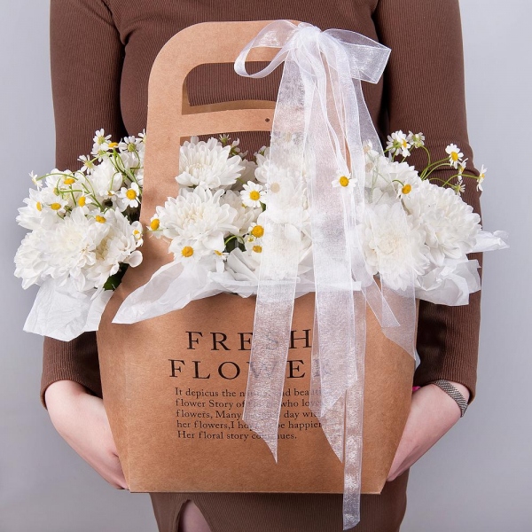 Baltica White Spray Chrysanthemum - 4, Chamomile - 3, Flower bag, Oasis, Wrapping Paper