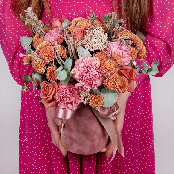 Pink carnation - 7, Pink rose 50 cm - 7, Daisy poms Santini pink, purple - 5, Round flower box small , Oasis, Ozotamnus, Brunia Green Lanuginosa (1 pc.), Eucalyptus, Wrapping Paper