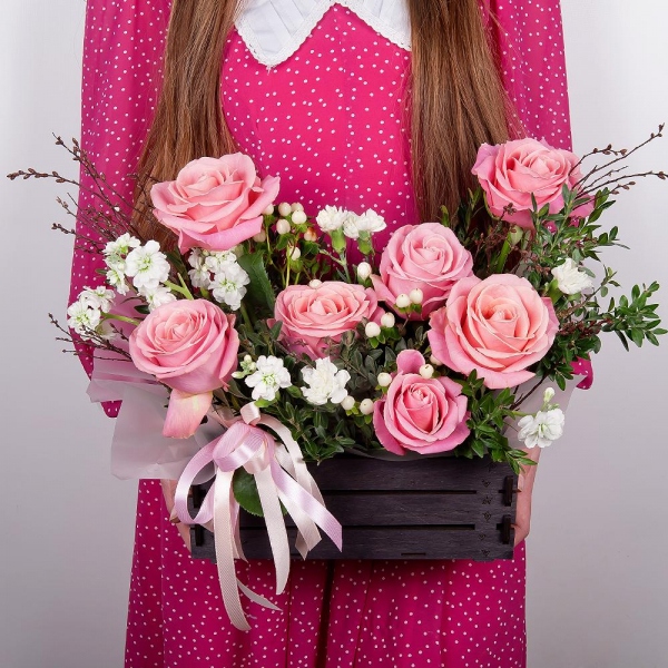 Pink rose 50 cm - 9, White Matthiola - 1, White spray carnation - 3, Wooden pot, Oasis, Wrapping Paper, Pistachio, Hypericum, Artificial branch