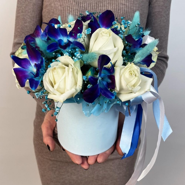White rose 50 cm - 21, Orchid Dendrobium - 10, Gypsophila - 1, Flask for orchids, Dried flowers in assortment, Oasis, Round flower box small , Ribbon