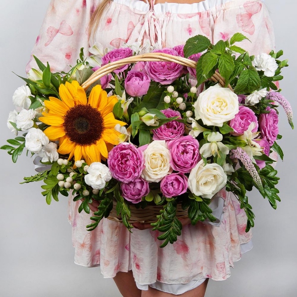 Sunflower - 1, Spray peony rose Misty Bubbles, 50 cm - 4, White rose 50 cm - 7, White spray carnation - 3, Alstromeria white, soft pink - 4, Medium Basket, Oasis, Veronica spray, Hypericum, Pistachio