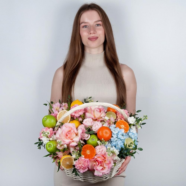 Rose Esperance - 3, Pink carnation - 11, Blue/purple hydrangea - 1, Alstromeria white, soft pink - 3, Peony sprayrose - 2, White Matthiola - 3, Large Basket, Oasis, Eucalyptus, Apple, 1 pc., Tangerine, 1 pc., Lemon, 1 pc., Wooden skewer, Film