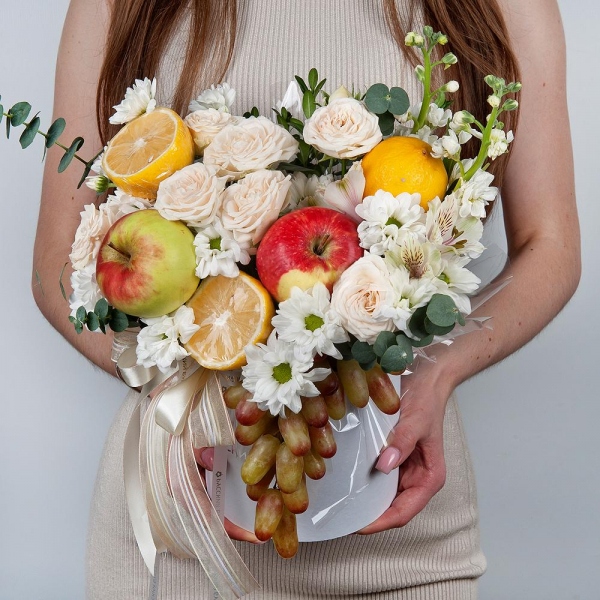 Bacardi White Spray Chrysanthemum - 2, Peony sprayrose - 2, White Matthiola - 1, Alstromeria white, soft pink - 3, Round flower box small , Oasis, Eucalyptus Cinerea, Lemon, 1 pc., Apple, 1 pc., Grapes, Wooden skewer, Ribbon