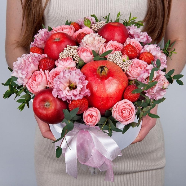 Peony sprayrose - 3, Pink Lisianthus (Eustoma) - 4, Round flower box medium, Oasis, Ozotamnus, Eucalyptus, Apple, 1 pc., Pomegranate, Fresas 250 g, Wooden skewer, Wrapping Paper