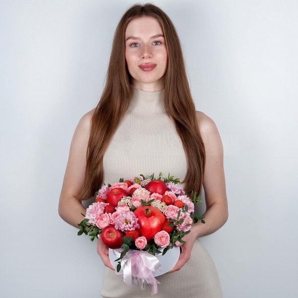 Peony sprayrose - 3, Pink Lisianthus (Eustoma) - 4, Round flower box medium, Oasis, Ozotamnus, Eucalyptus, Apple, 1 pc., Pomegranate, Fresas 250 g, Wooden skewer, Wrapping Paper