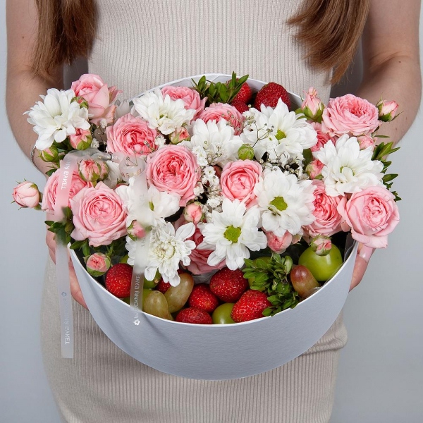 Bacardi White Spray Chrysanthemum - 2, Peony sprayrose - 2, Gypsophila - 5, Circular arrangement box, Oasis, Pistachio, Fresas 250 g, Grapes, Film, Ribbon