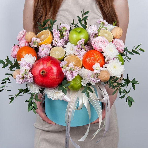 Baltica White Spray Chrysanthemum - 2, Matthiola Lilac - 7, Peony sprayrose - 2, Round flower box medium, Oasis, Eucalyptus, Apple, 1 pc., Lemon, 1 pc., Tangerine, 1 pc., Walnut (10 pieces), Pomegranate, Wooden skewer, Wrapping Paper