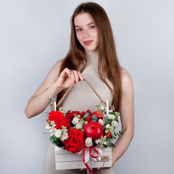 Red rose Nina 50 cm - 7, lisianthus - 2, White Matthiola - 2, Wooden pot, Oasis, Eucalyptus, Pomegranate, Apple, 1 pc., Fresas 250 g, Wooden skewer, Ribbon