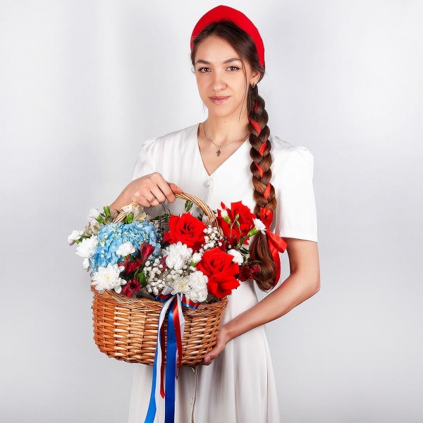 Red rose Nina 50 cm - 5, Gypsophila - 1, White spray carnation - 4, Blue/purple hydrangea - 1, Alstromeria white, soft pink - 5, Alstromeria Red, Bright Pink - 3, Baltica White Spray Chrysanthemum - 1, Medium Basket, Oasis, Pistachio, Ribbon