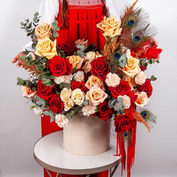 Rose Red 50 cm Ecuador - 25, Cream Rose 50 cm Ecuador (Creme Caramel) - 15, Carnation white, cream - 17, Spray rose: white, cream, light pink 50 cm - 5, Round flower box medium, Oasis, Eucalyptus, Astilbe, Dried flowers in assortment, Feathers decor., Amaranth stabilized