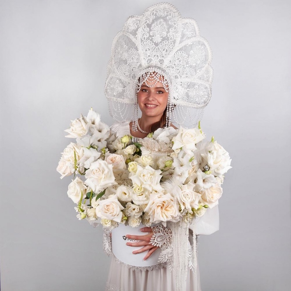 Peony style roses - 5, White rose 50 cm Ecuador - 12, lisianthus - 4, Spray rose: white, cream, light pink 50 cm - 17, White spray carnation - 18, White Gladiolus - 5,  White Hydrangea - 1, Round flower box medium, Oasis, Veronica spray, Eucalyptus, Amaranth stabilized, Feathers decor., Decorative crown