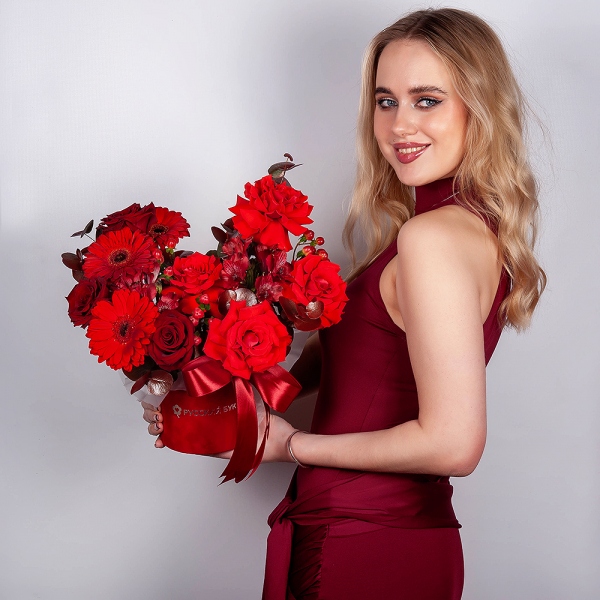 Red rose Nina 50 cm - 4, Rose Red 50 cm Ecuador - 5, Gerbera red - 3, Alstromeria Red, Bright Pink - 5, Round flower box small , Oasis, Ribbon, Hypericum, Eucalyptus