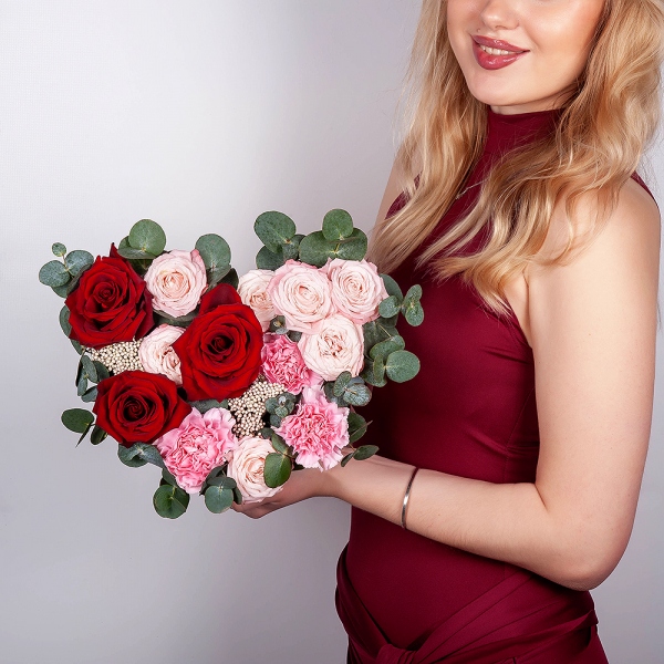Rose Red 50 cm Ecuador - 3, Pink carnation - 5, Bright pink spray rose mix, 50 cm - 3, Heart‑shaped box for arrangements, Oasis, Ozotamnus, Eucalyptus