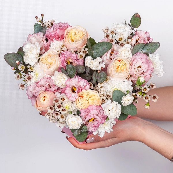 Spray rose: white, cream, light pink 50 cm - 3, Pink Lisianthus (Eustoma) - 3, Baltica White Spray Chrysanthemum - 1, White spray carnation - 7, Heart‑shaped box for arrangements, Oasis, Waxflower (1 pc.), Eucalyptus