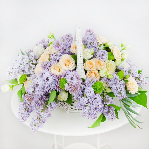Spray rose: white, cream, light pink 50 cm - 3, Athos pom Feeling Green - 1, lisianthus - 1, Lilac Bush - 5, Medium Basket, Oasis