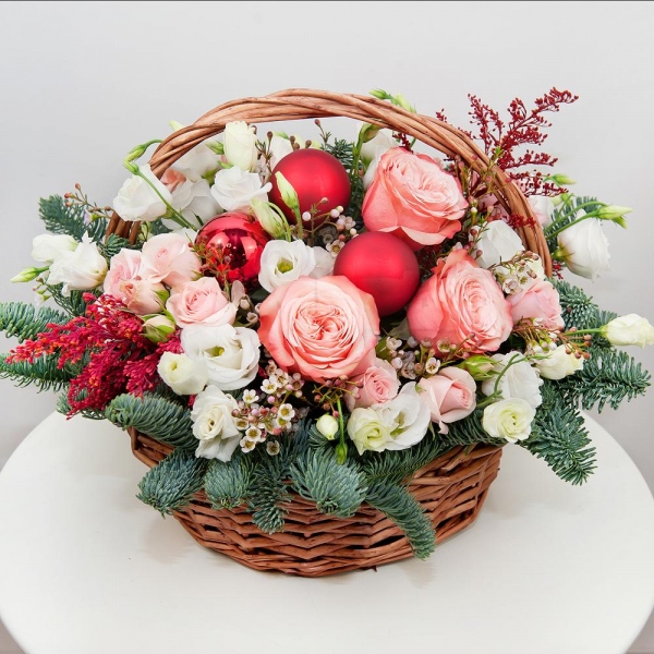 Peony rose Kahala 50 cm - 4, Bright pink spray rose mix, 50 cm - 5, lisianthus - 5, Carnation white, cream - 4, Medium Basket, Oasis, Spruce branches (1pc.), Solidago (1 pc.), Waxflower (1 pc.), Christmas decor (set)