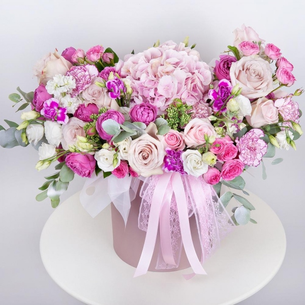 Pink Hydrangea - 1, Pink rose 50 cm - 7, Rose Powder 50 cm Ecuador (Quicksand, Menta) - 6, Spray peony rose Misty Bubbles, 50 cm - 4, Carnation white, cream - 6, White Matthiola - 4, lisianthus - 4, Bright pink spray rose mix, 50 cm - 5, Pink spray carnation - 2, Round flower box medium, Oasis, Eucalyptus Cinerea, Sedum, Wrapping Paper