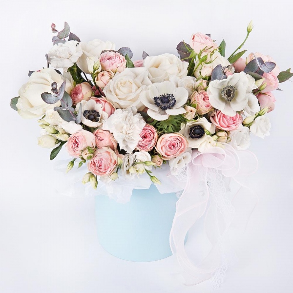 White anemone - 4, Peony sprayrose - 5, White rose 50 cm - 5, Carnation white, cream - 3, lisianthus - 2, Round flower box small , Oasis, Eucalyptus Cinerea, Wrapping Paper