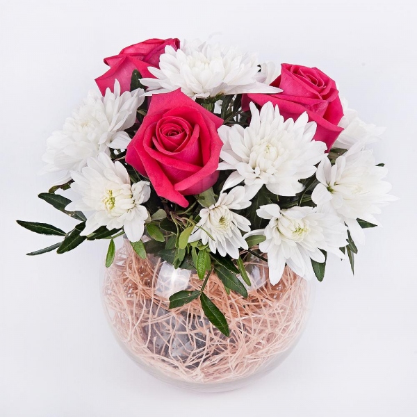Pink rose 50 cm - 3, Baltica White Spray Chrysanthemum - 1, Transparent vase, Oasis, Sisal, Pistachio