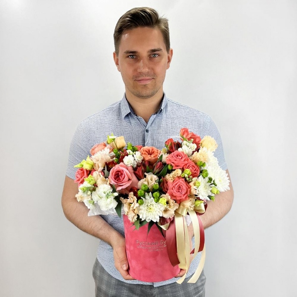 Bright pink spray rose mix, 50 cm - 4, Peony rose pink 'OHara' - 3, Alstromeria Red, Bright Pink - 3, lisianthus - 2, White Matthiola - 3, Baltica White Spray Chrysanthemum - 1, Round flower box small , Oasis, Ribbon, Eucalyptus, Hypericum