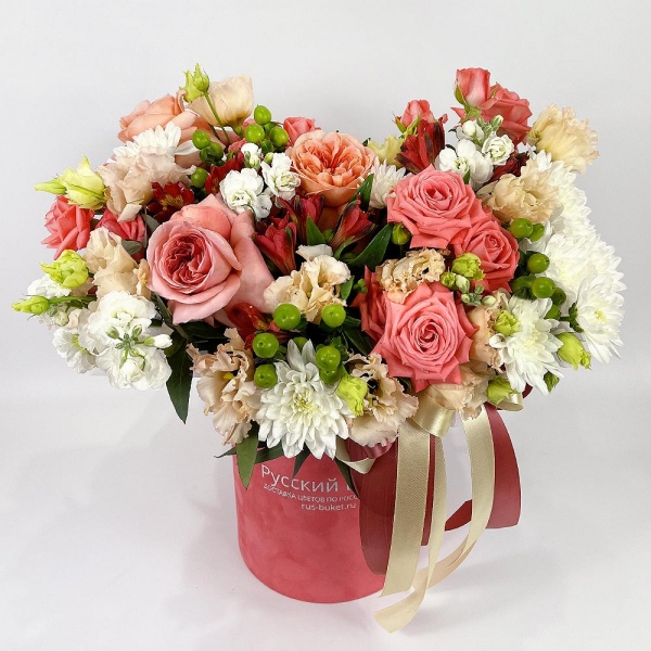 Bright pink spray rose mix, 50 cm - 4, Peony rose pink 'OHara' - 3, Alstromeria Red, Bright Pink - 3, lisianthus - 2, White Matthiola - 3, Baltica White Spray Chrysanthemum - 1, Round flower box small , Oasis, Ribbon, Eucalyptus, Hypericum