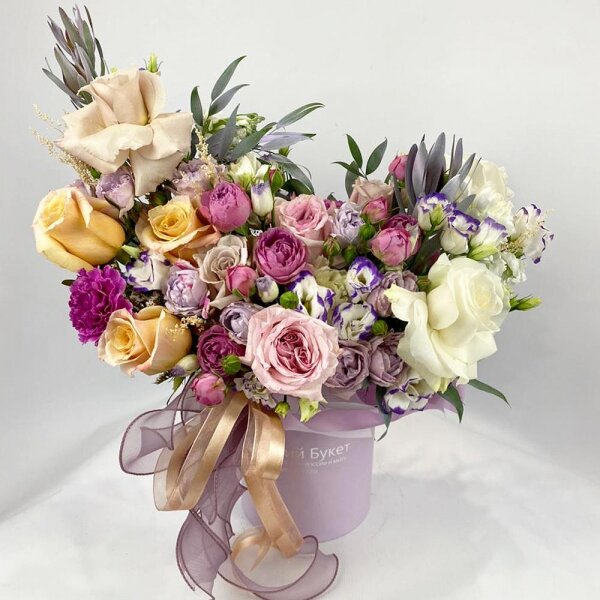Rose Cream 50 cm - 5, White rose 50 cm - 3, Pink carnation - 2, White Matthiola - 2, Peony rose pink 'OHara' - 2, Spray peony rose Lavander, 50 cm - 2, Purple Lisianthus (Eustoma) - 2, Spray peony rose Misty Bubbles, 50 cm - 2, Carnation white, cream - 3, Round flower box small , Oasis, Ruscus italian, Leukodendron, Ribbon
