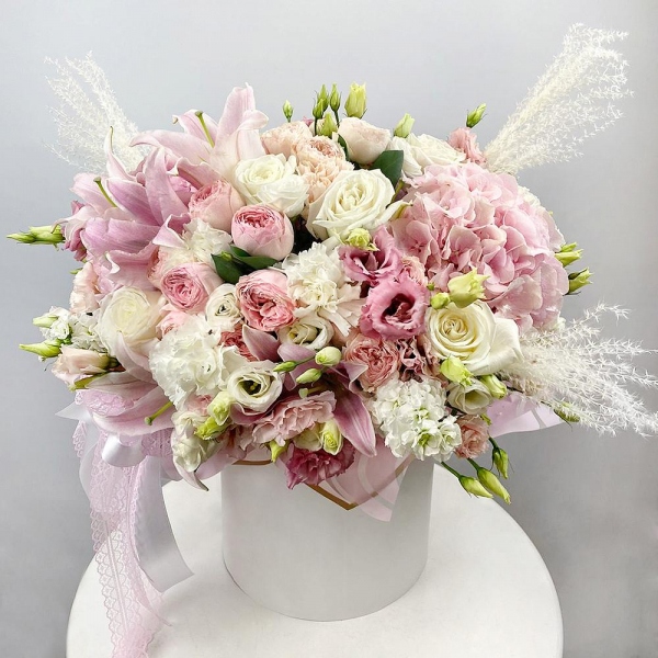 Pink Hydrangea - 3, White rose 50 cm - 10, lisianthus - 3, Pink lily - 2, Peony sprayrose - 7, Carnation white, cream - 14, White Matthiola - 7, Pink Lisianthus (Eustoma) - 4, Round flower box medium, Wrapping Paper, Oasis, Dried flowers in assortment