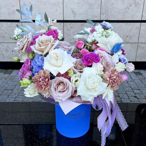 Rose Cream 50 cm - 7, White rose 50 cm - 6, Peony sprayrose - 2, White Matthiola - 4, Pink carnation - 9, Blue/purple hydrangea - 1, Carnation spray - 4, Spray peony rose Misty Bubbles, 50 cm - 2, lisianthus - 2, Pink Lisianthus (Eustoma) - 2, Round flower box small , Oasis, Ruscus italian, Ribbon