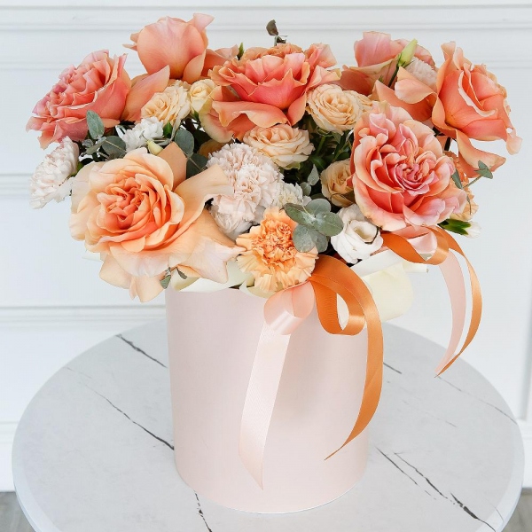 Cream Rose 50 cm Ecuador (Creme Caramel) - 11, Carnation white, cream - 11, Spray rose: white, cream, light pink 50 cm - 3, lisianthus - 2, White spray carnation - 3, Round flower box medium, Oasis, Ribbon, Pistachio, Eucalyptus