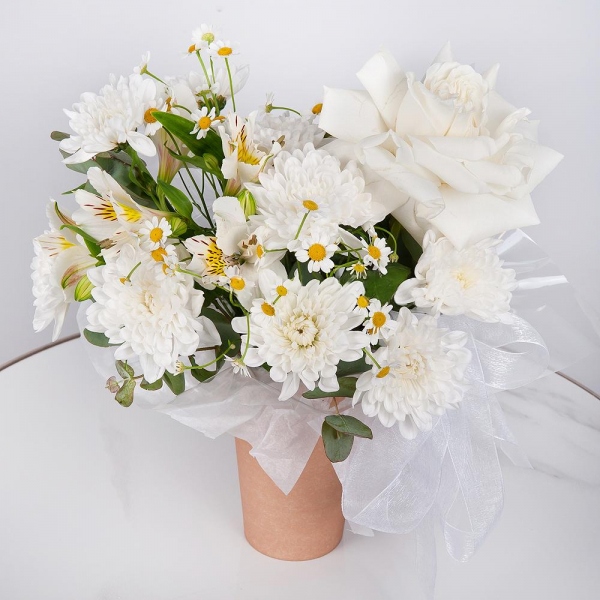 Baltica White Spray Chrysanthemum - 1, White rose 50 cm Ecuador - 1, Chamomile - 1, Alstromeria white, soft pink - 1, Cardboard pot (cup), Oasis, Eucalyptus, Wrapping Paper