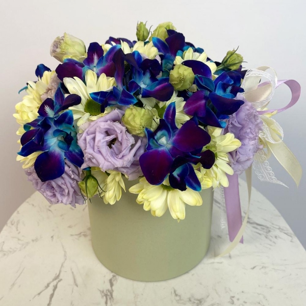 Bacardi White Spray Chrysanthemum - 5, Orchid Dendrobium - 15, Purple Lisianthus (Eustoma) - 7, Flask for orchids, Oasis, Round flower box medium, Ribbon