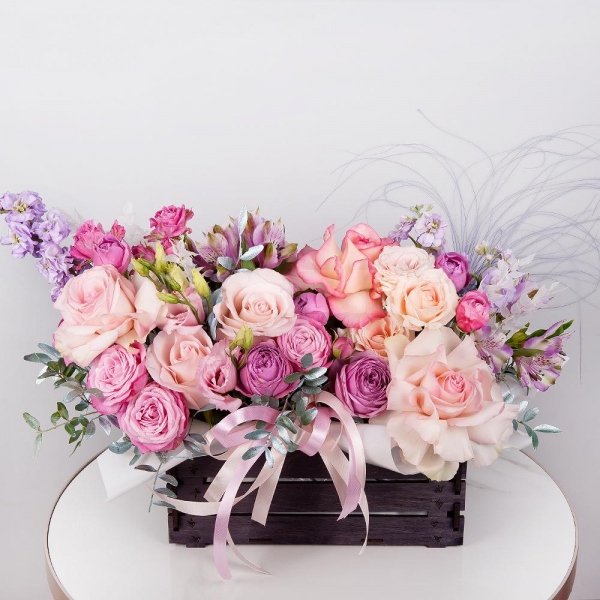 Rose Esperance - 3, Matthiola Lilac - 2, Alstromeria lilac, purple - 7, Pink Lisianthus (Eustoma) - 1, Spray rose: white, cream, light pink 50 cm - 6, Rose Pink 50 cm Ecuador (Chelo, Hermosa, Novia, Titanik, Engagement, Pink Mondiale) - 2, Wooden pot, Oasis, Dried flowers in assortment, Pistachio, Wrapping Paper