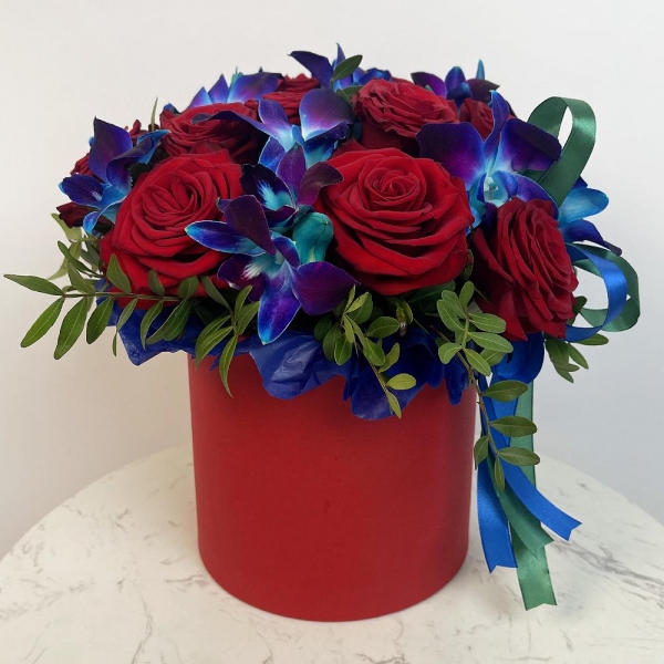 Red rose 50 cm - 30, Orchid Dendrobium - 20, Flask for orchids, Pistachio, Oasis, Round flower box medium, Ribbon