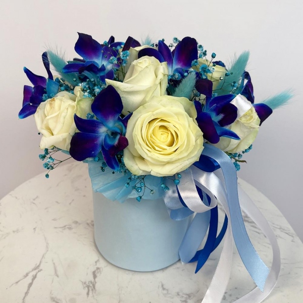 White rose 50 cm - 21, Orchid Dendrobium - 10, Gypsophila - 1, Flask for orchids, Dried flowers in assortment, Oasis, Round flower box small , Ribbon