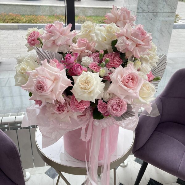 Baltica White Spray Chrysanthemum - 4, Peony sprayrose - 3, Peony rose pink 'OHara' - 11, lisianthus - 3, Pink carnation - 7, Pink spray carnation - 3, Rose Pink 50 cm Ecuador (Chelo, Hermosa, Novia, Titanik, Engagement, Pink Mondiale) - 7, Round flower box medium, Oasis, Ribbon, Ozotamnus, Dried flowers in assortment