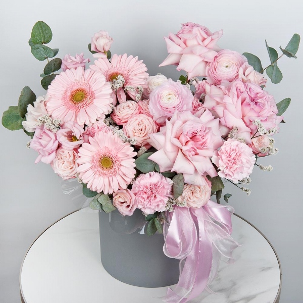 Gerbera pink - 3, Peony rose pink 'OHara' - 3, Ranunculus Pink - 3, Peony sprayrose - 3, Pink carnation - 5, Pink Lisianthus (Eustoma) - 2, Round flower box medium, Oasis, Eucalyptus, Ribbon, Limonium (1 pc.)