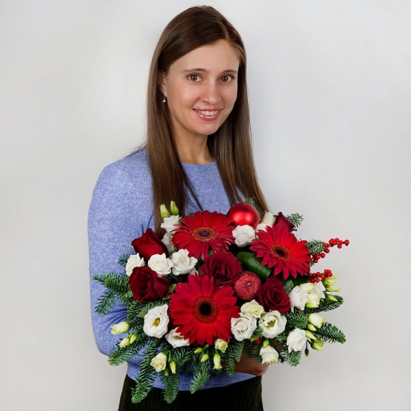 Gerbera red - 5, lisianthus - 4, Red rose 50 cm - 7, Medium Basket, Oasis, Aspidistra (1 pc.), Hypericum, Christmas decor (set), Spruce branches (1pc.), Christmas decor (set)
