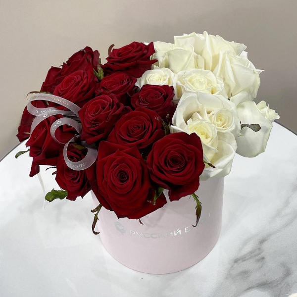 White rose 50 cm - 10, Red rose 50 cm - 15, Round flower box small , Ribbon