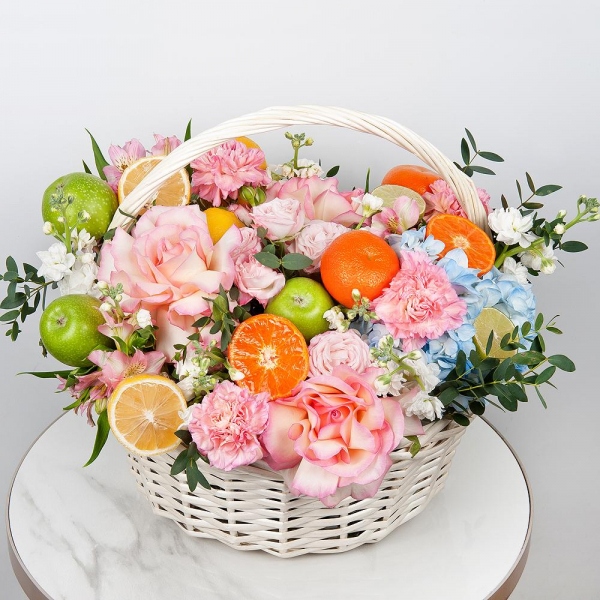 Rose Esperance - 3, Pink carnation - 11, Blue/purple hydrangea - 1, Alstromeria white, soft pink - 3, Peony sprayrose - 2, White Matthiola - 3, Large Basket, Oasis, Eucalyptus, Apple, 1 pc., Tangerine, 1 pc., Lemon, 1 pc., Wooden skewer, Film