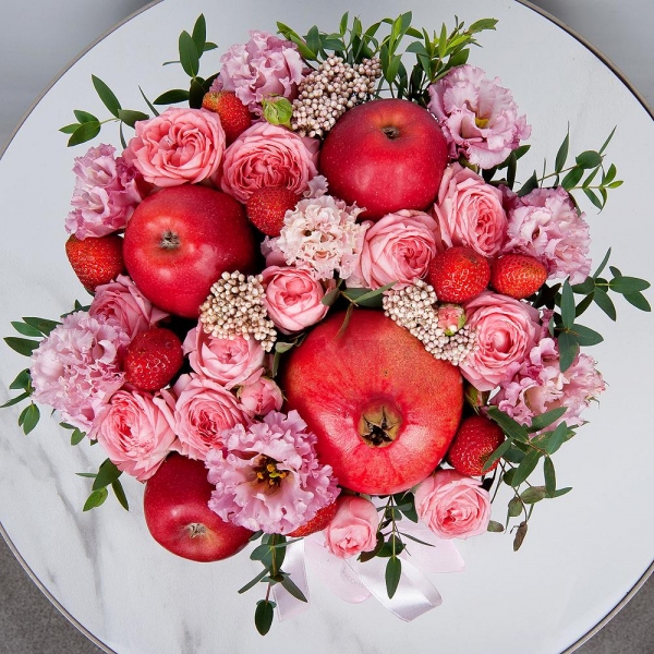 Peony sprayrose - 3, Pink Lisianthus (Eustoma) - 4, Round flower box medium, Oasis, Ozotamnus, Eucalyptus, Apple, 1 pc., Pomegranate, Fresas 250 g, Wooden skewer, Wrapping Paper