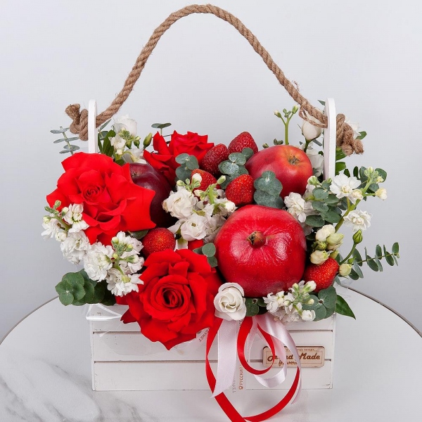 Red rose Nina 50 cm - 7, lisianthus - 2, White Matthiola - 2, Wooden pot, Oasis, Eucalyptus, Pomegranate, Apple, 1 pc., Fresas 250 g, Wooden skewer, Ribbon